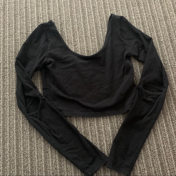Forever 21 Tops - 5/$15! Forever 21 long sleeve crop top in euc